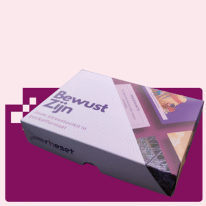 Bewustzijn kaartenset met fotokaarten en oefeningen voor persoonlijke reflectie en stressinzicht, ontworpen voor zelfontwikkeling.