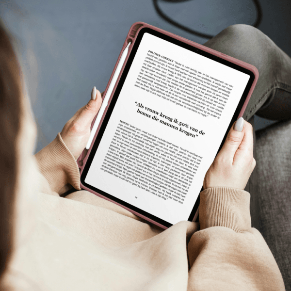 E-reader met een pagina uit het e-book 'Dweilen met de kraan dicht | Interviews', met praktische ervaringen over stressherstel.